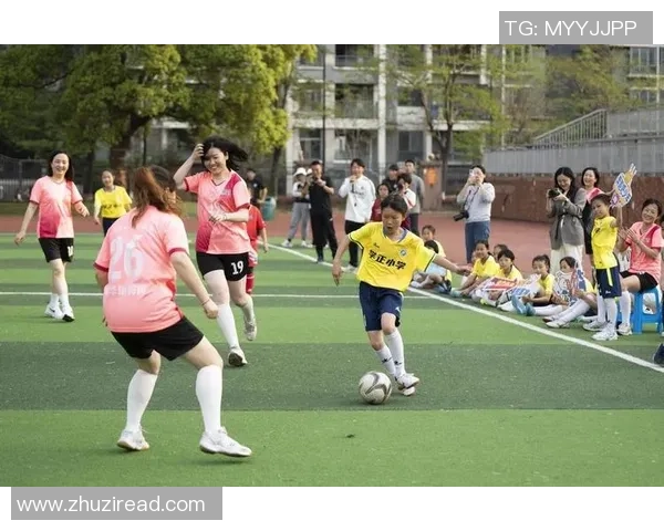 桌下踢足球的乐趣与挑战探索在家庭聚会中的亲子互动新方式